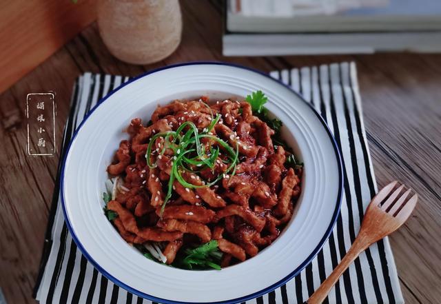 袁建明聊育儿|京酱肉丝的家常做法，不用炒酱，肉丝色泽红亮酱香浓郁