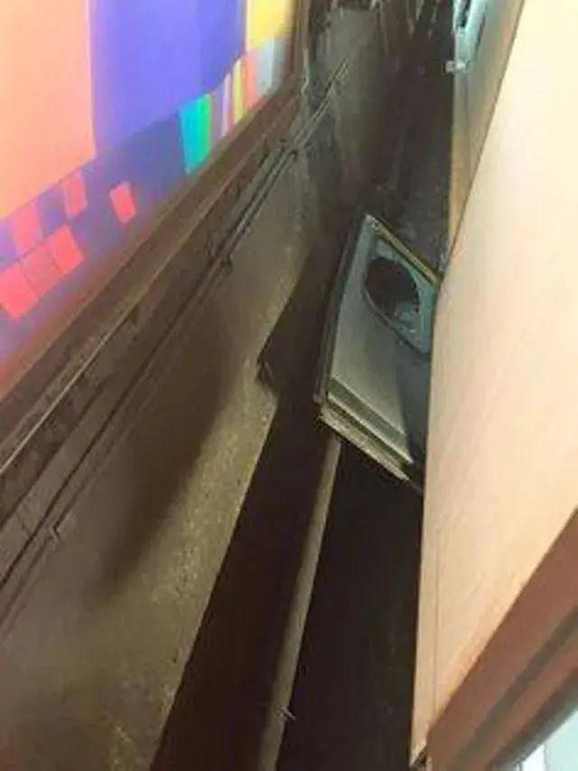 港铁,你车门掉了!一列西行列车驶至铜锣湾站时车门脱落