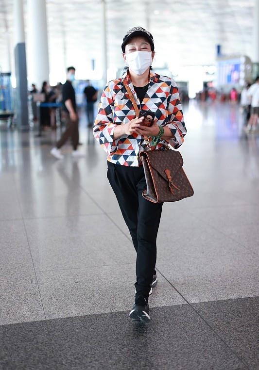 刘晓庆|刘晓庆虽然上了年纪，但心态很年轻，穿彩色上衣很时髦