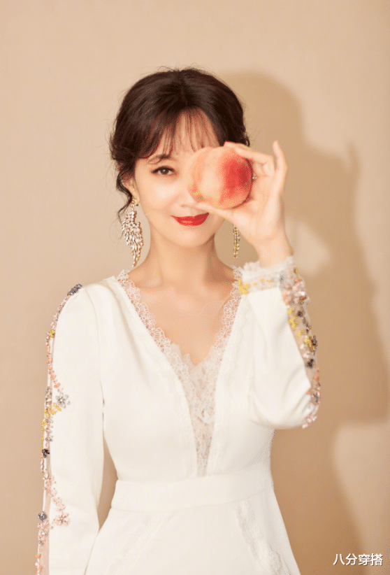 八分穿搭|赵雅芝才是“奶奶圈顶流”,穿白色连衣裙成熟优雅,身段不输少女
