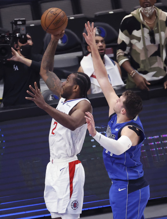 莱昂纳德|连得8分收比赛！小卡轰45分拖入抢七造最神奇系列赛：主队6战全败