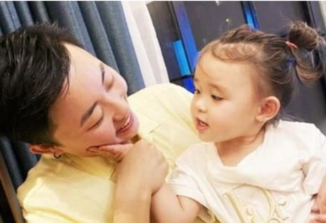 叶海洋|女富豪叶海洋：29岁身价千万，50万买精子生五国混血，今成女儿奴