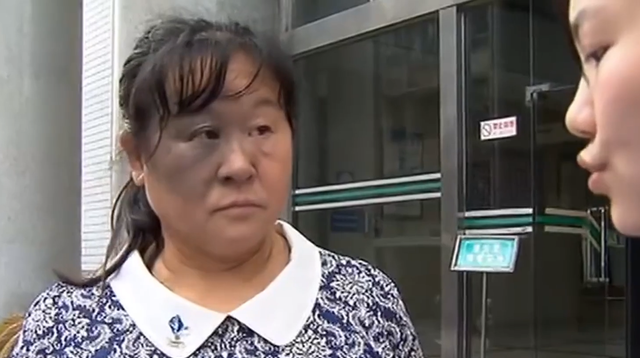 父亲去世留了套房子,不料母亲要跟女儿争房产,两人翻脸不认亲人