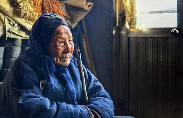 炎九|七旬老奶奶床前无人赡养，四个儿女当天互相推卸责任，丑态百出！