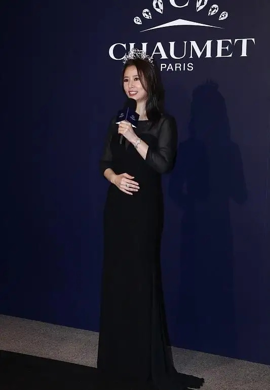 全球时尚号|疑似二胎？林心如亮相好漂亮，穿薄纱遮盖不出风韵身材，不像45