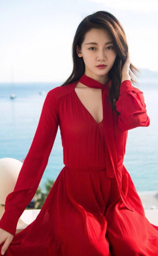 何有强|苗苗越看越漂亮，穿一袭红色连衣裙温柔优雅，美如初恋，真是yyds