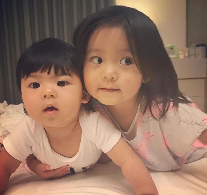 咘咘|贾静雯晒女儿近照，6岁咘咘耳饰抢眼，被妈吐槽一看书就睡着