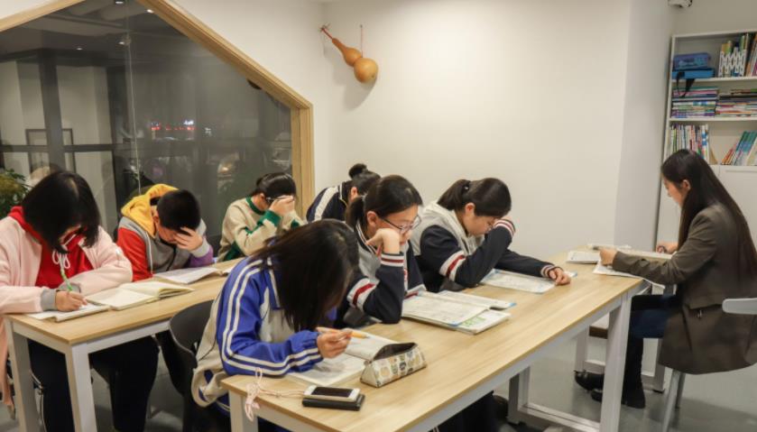 高秀花说育儿|课后延时服务“升级”,初中生“晚自习”回来了,还是减负吗