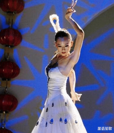 杨丽萍|62岁杨丽萍已无仙气！常年吃花瓣只为驻颜，如今衰老拄拐出行