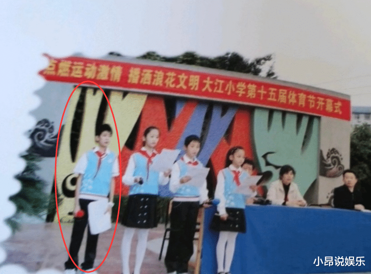 王源|王源小学毕业照被挖出，主持节目小脸被晒通红，小正太形象太可爱