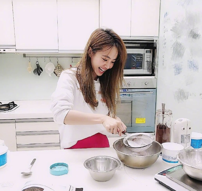十万个家居为什么|参观蔡依林现实中的家，如今是半退隐状态，闲来无事还在天台种菜