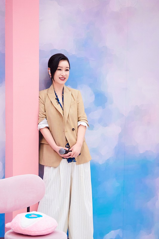 秦海璐|40+的秦海璐穿粉紫色西装“扮甜美”，看着挺高级，优雅干练