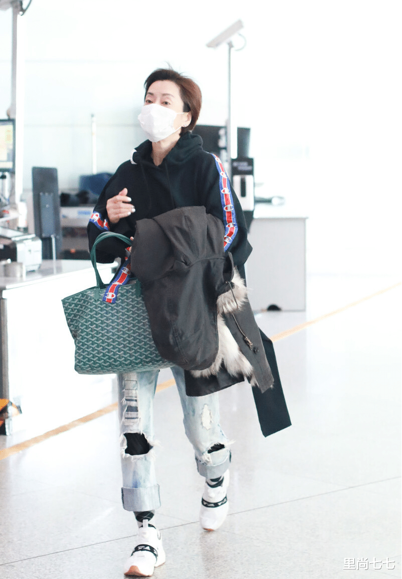 里尚七七|合体走机场，宋祖儿背万元大牌炫腹，大28岁王琳靠王菲同款抢风头