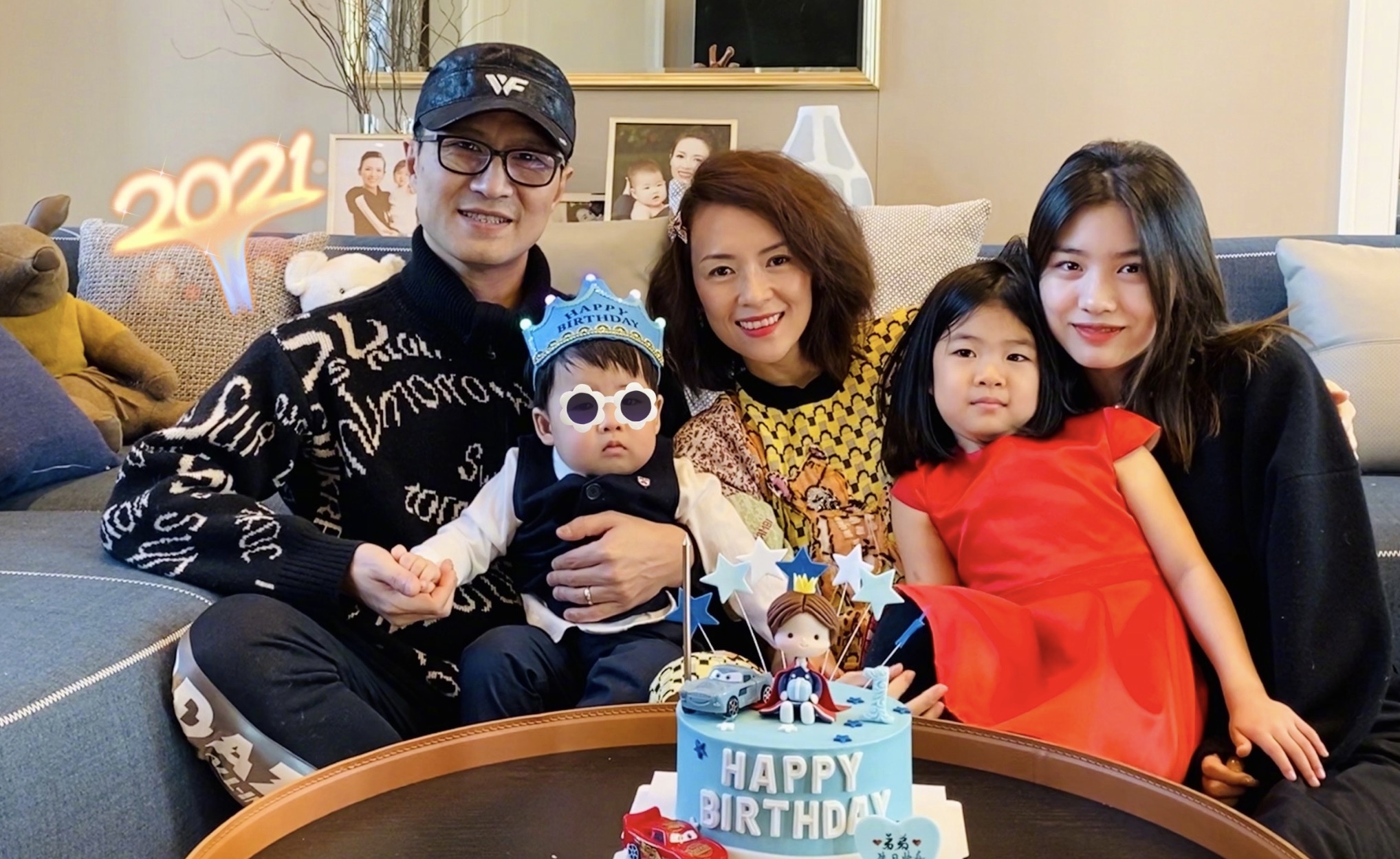 章子怡|章子怡晒儿子亲吻电影海报里的妈妈，宠溺地感慨：深情的小可爱