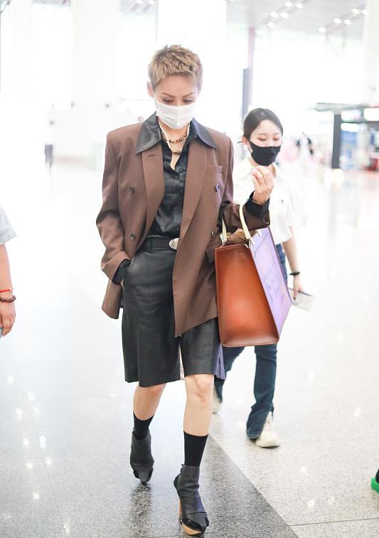 清娱吧|中年女人穿上这条裤子好时髦，薛佳凝宁静都喜欢，你不想试试吗？