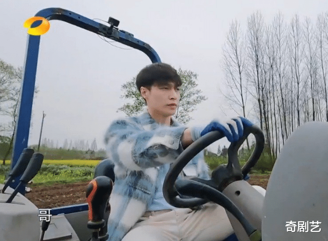 张艺兴|张艺兴又有新动作了，公开向粉丝征集副业，粉丝介绍他去开拖拉机