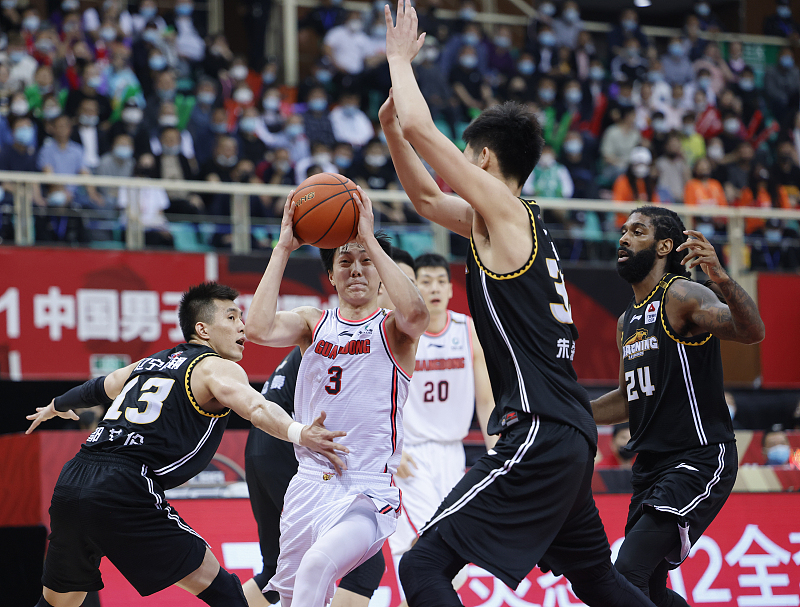 广东男篮|广东男篮险胜仍难掩一人低迷,生死时刻苦坐冷板凳,杜锋急需调整