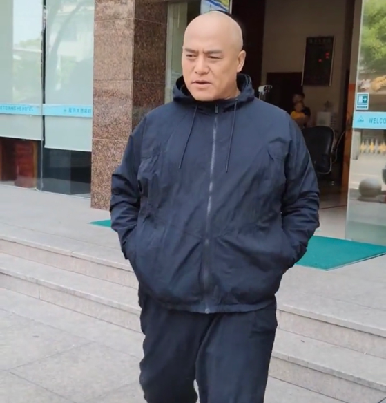 横店|张永刚低调现身横店，手插口袋脚穿凉鞋气定神闲：满满的童年记忆