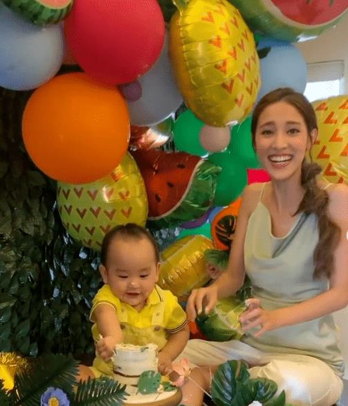 郑嘉颖|郑嘉颖小22岁娇妻为次子庆生，儿子眼睛水灵超可爱，母子互动有爱