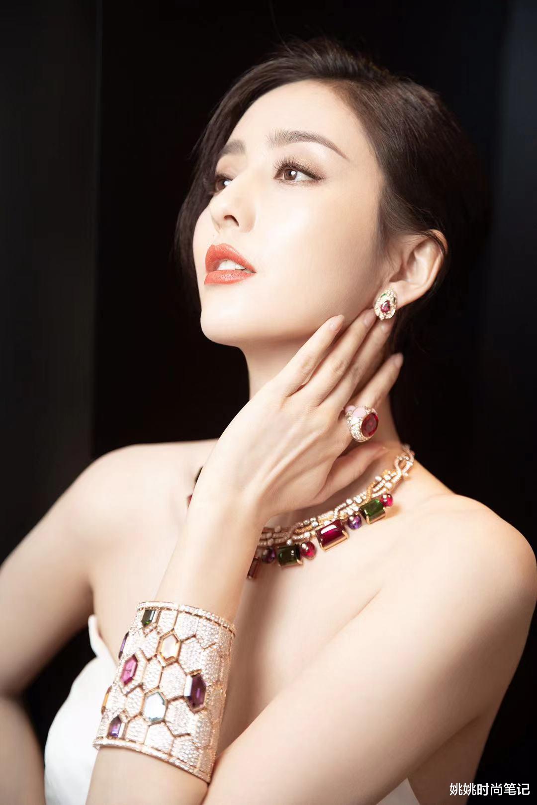 宝格丽|佟丽娅越来越“野”了！一袭拖尾长裙搭配宝格丽珠宝，性感又迷人