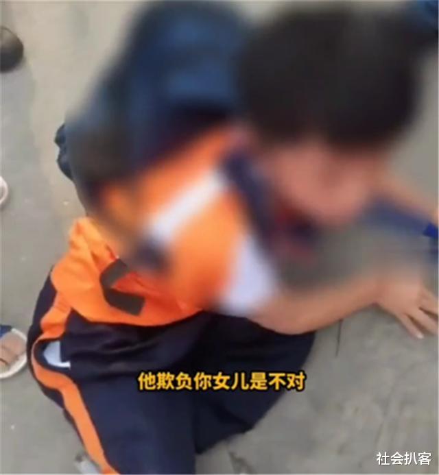社会扒客 广东佛山，男子将小学生一把按倒在地上，“他欺负我女儿”