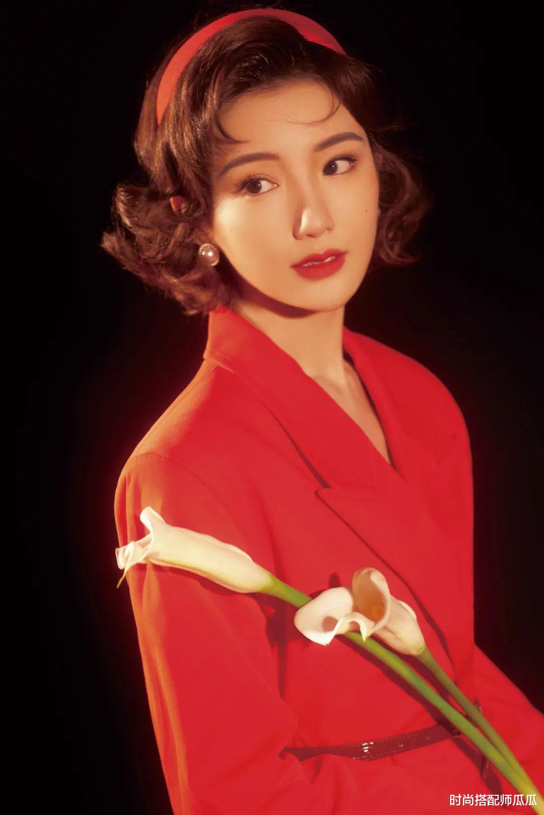 女神范 ?奔四奔五的女人，尽量别留长卷发，显老！试试这3种短发，真减龄