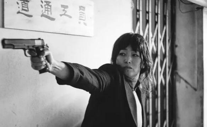 巩俐|55岁巩俐现身电影分享会！穿紧身短裤秀长腿，自曝被妈妈嫌弃眼睛小