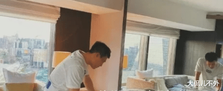 杜淳|杜淳妻子王灿带女儿探班,女儿的穿着简直不要太萌太可爱,好想亲一口