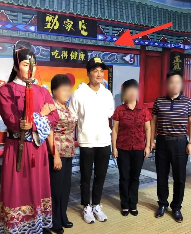 二师姐的花事心情 何家劲高情商回应争议!3500元底薪被嘲太低,失业者仍向其求工作