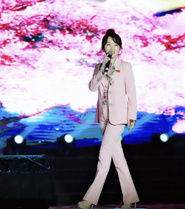 小沈阳|杨钰莹为翻红真是拼了，穿短上衣尬舞，露小肚腩一言难尽