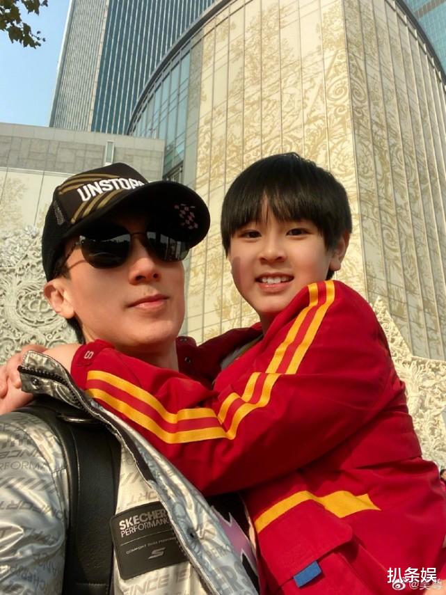 吴尊|吴尊晒照庆儿女放寒假，获女儿投喂满脸幸福，NeiNei越长越像妈妈