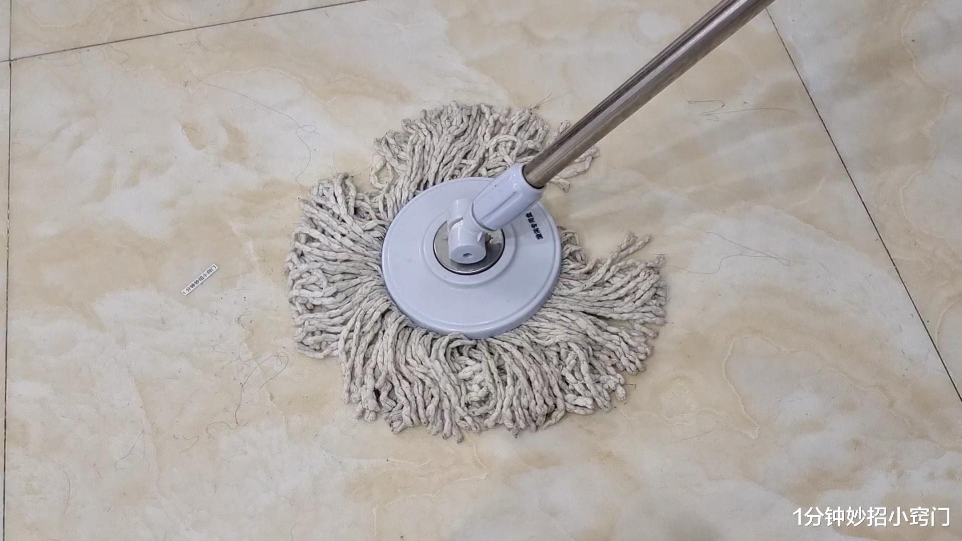 清水拖地等于白拖,在水里倒一点,拖完干净不落灰,方法太实用