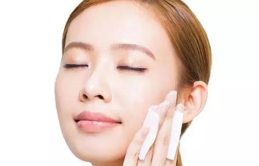 爽肤水 洗脸后，“爽肤水”直接拍？难怪皮肤差，做对这3点，变美不是梦