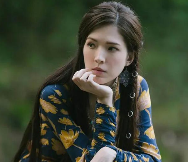 许玮甯|邱泽许玮甯官宣结婚！晒亲密合影大秀恩爱，贴身搂抱手上钻戒吸睛