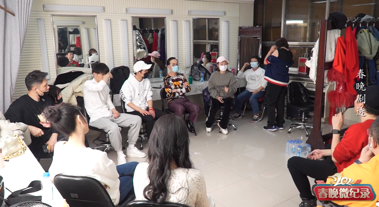 春晚|春晚后台众生相，明星低调似路人，成龙忙合影，张嘉倪乖乖坐角落