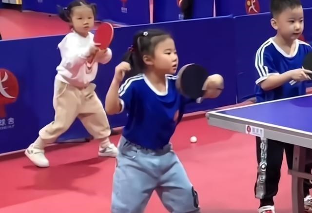 哈尼哈 王楠女儿成教练，蹦蹦跳跳训练队友，5岁就有王者风范，妈妈紧盯