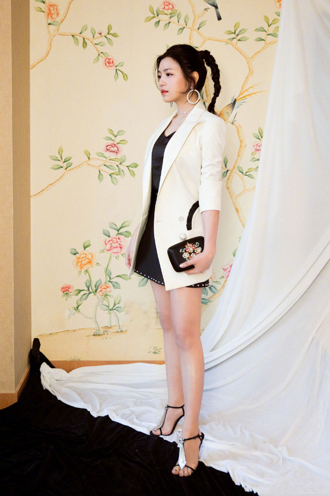 陈妍希|陈妍希真敢穿，和陈晓出门还大胆玩“下衣失踪”，但长腿真长脸了