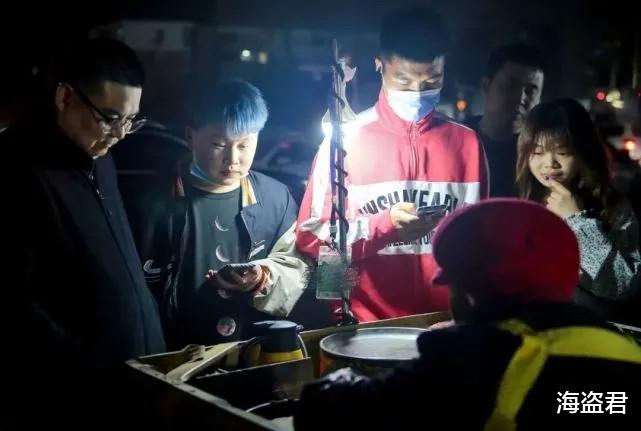 海盗君 河南96岁“摆摊奶奶”爆红，网红主播包围买菜馍，奶奶：我太累了