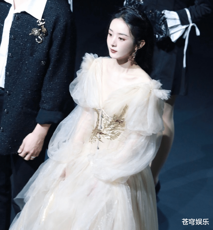赵丽颖|赵丽颖穿国产礼服来芭莎派对，抓拍镜头下，无精修模样我没眼花？