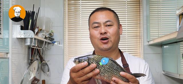 小刘的日常|今天才知道,刮鱼鳞只需一个塑料袋,不飞溅不脏手,学到了