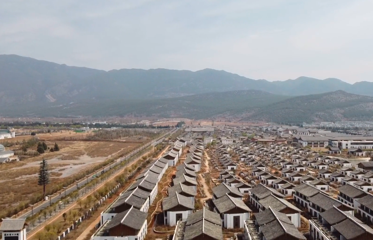 顶楼|实拍李亚鹏投资的烂尾楼，杂草比人还高，一片荒凉