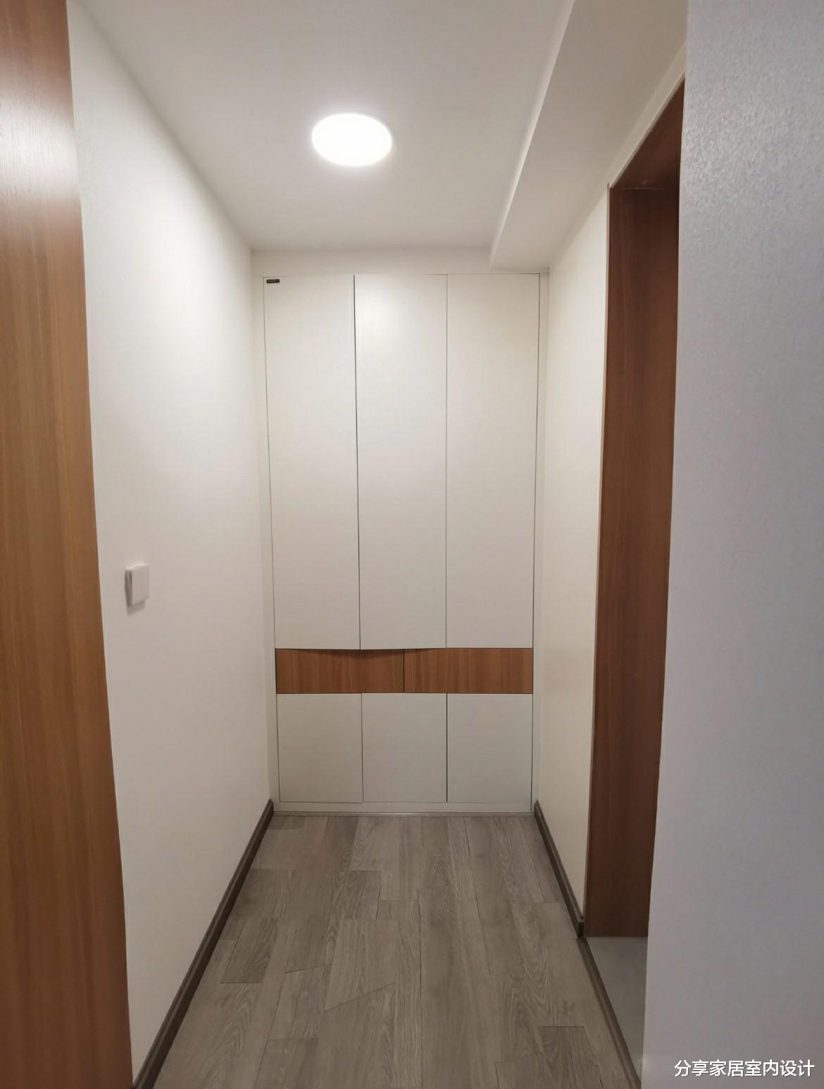 她家买二楼新房赠送80平露天超大阳台，真的是赚大了，让人羡慕！