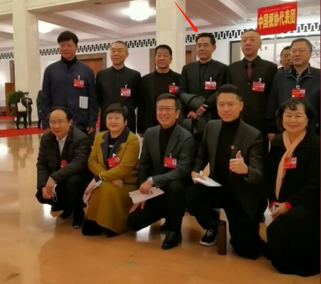 陈宝国|康辉海霞参加会议拍合影！半蹲地举牌子接地气，陈宝国一脸严肃