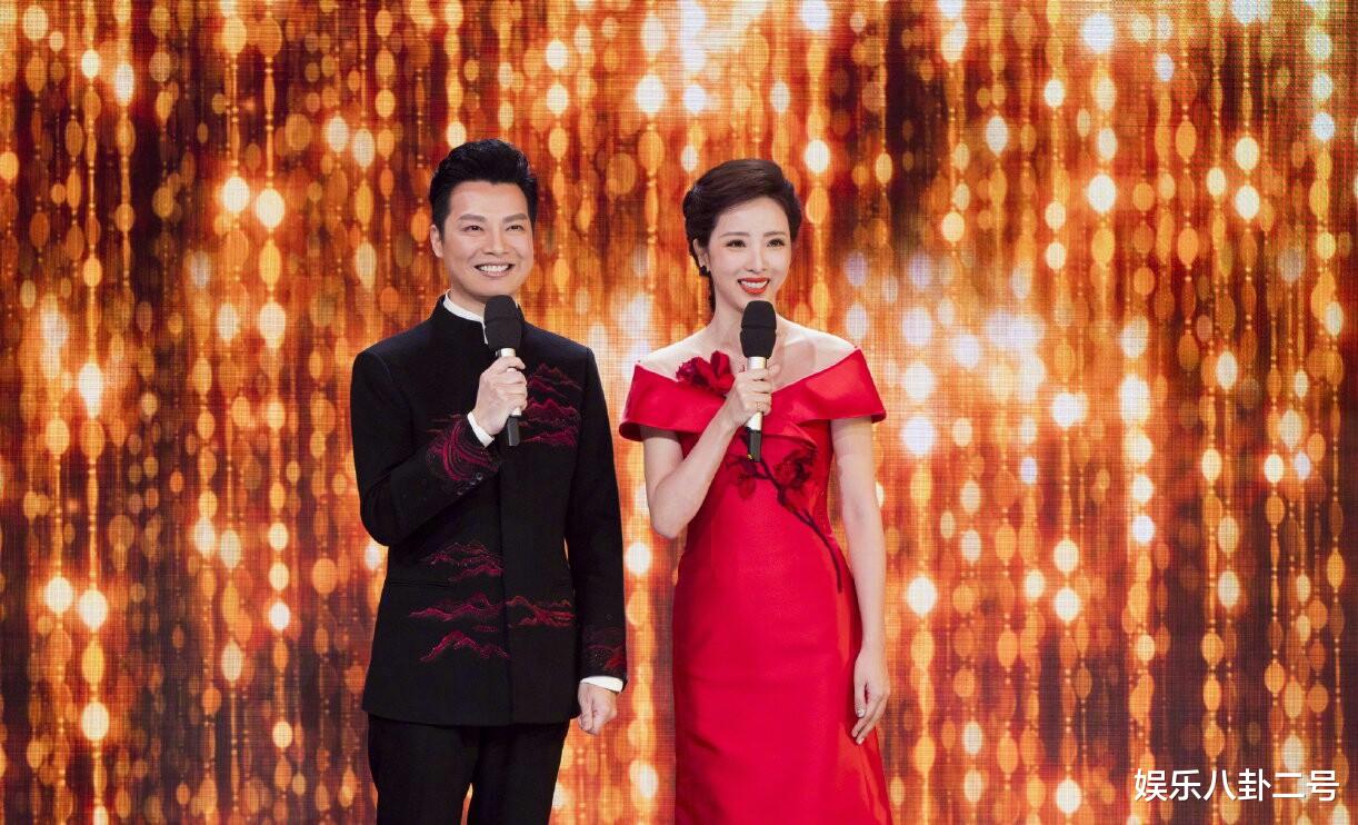 李思思|春晚：主持人李思思腰围登热搜，其实这对她来说，并不是一件好事