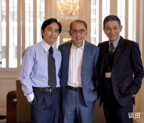 刘德华|59岁刘德华满头白发，身材却挺拔似小伙，同框状态远超58岁梁朝伟