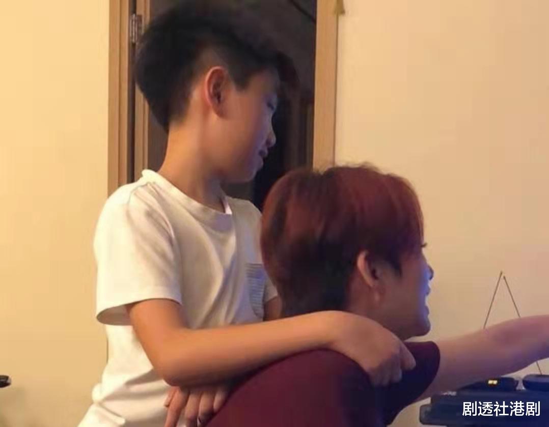 汤宝如|开明！香港知名女星曝无谓儿子喜欢男生，曾撞见对方看限制级电影