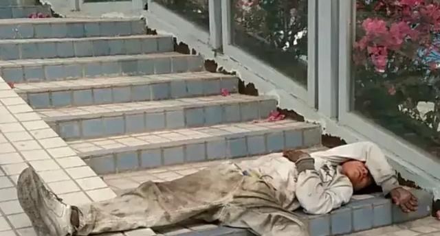 求职|广东一男子每天都睡天桥，年纪大概20多岁，网友：好吃懒做