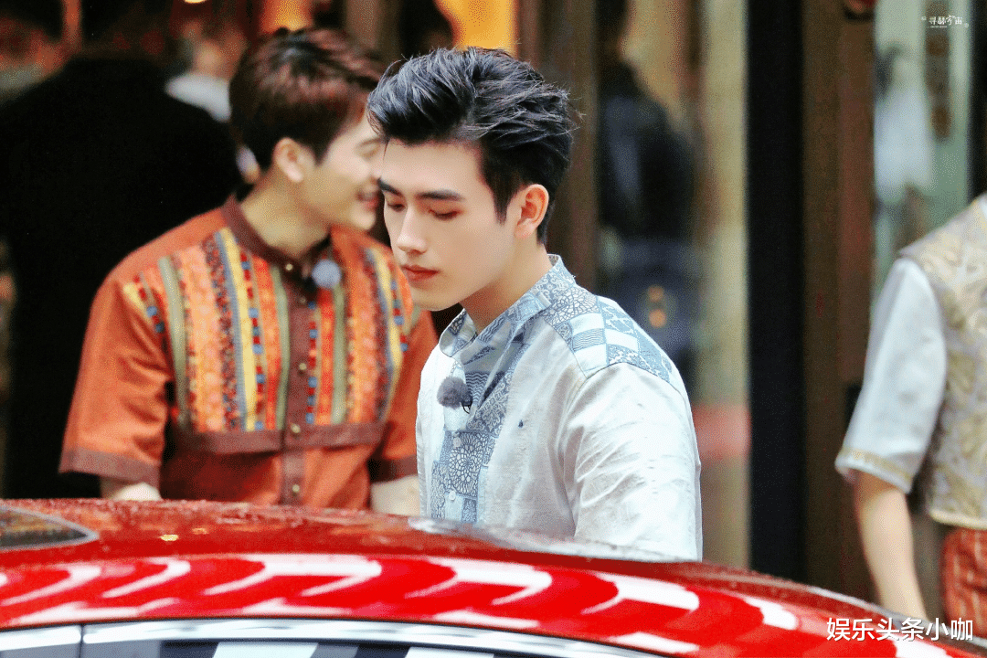 唐嫣|真行！当街手挽手，他俩如同连体婴