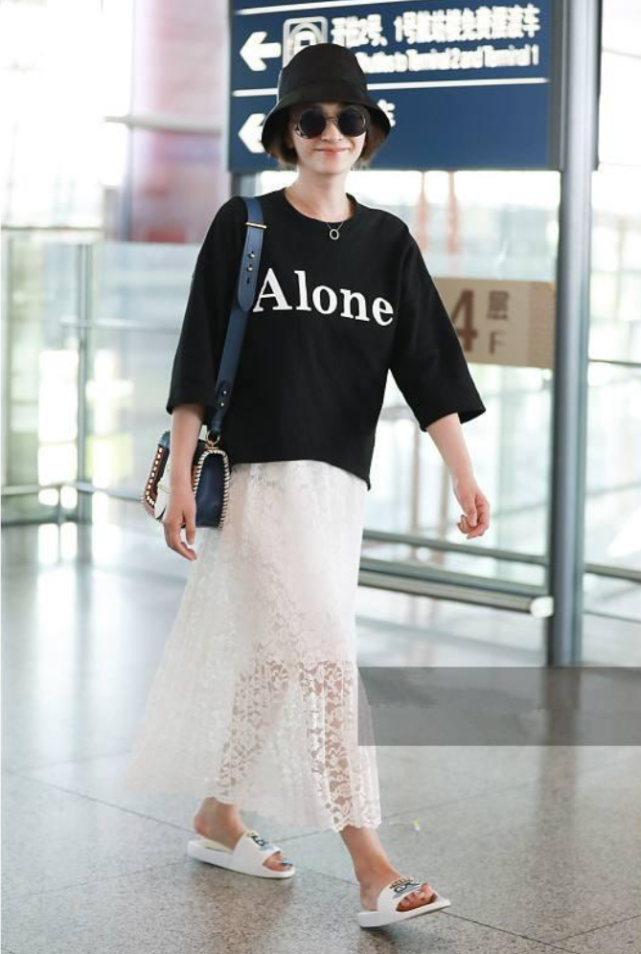 GD时尚爆|李小冉这气质无敌了,白T恤配牛仔裤,未施粉黛依旧美得清新脱俗