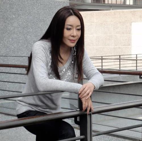 星语星愿吖 她是天王华仔唯一公开的女友，一生只爱华仔一人，至今56岁未嫁人